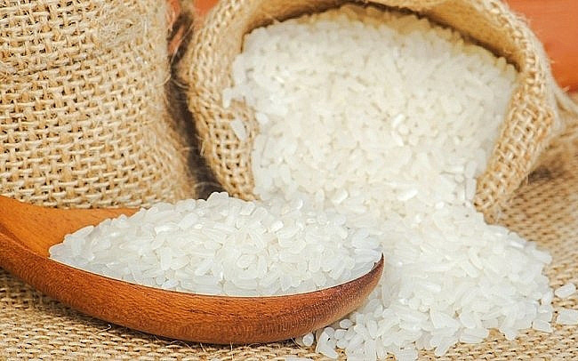 Gạo thơm, hạt căng, trắng cho cơm dẻo, mềm.